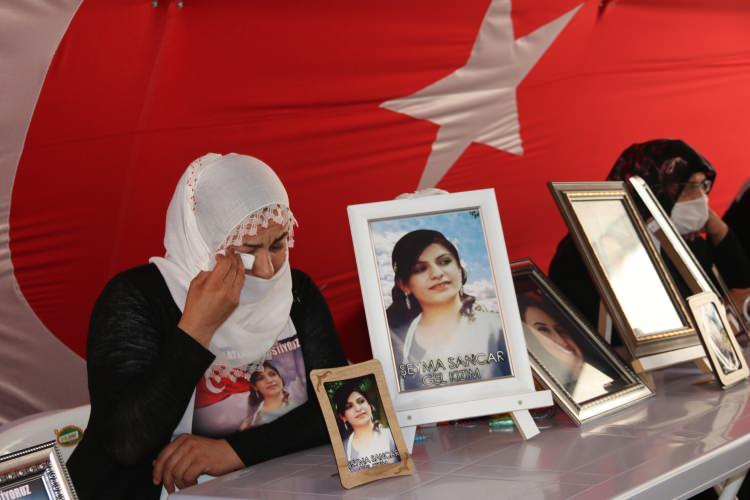 <p>Kızının kendisine aldığı küpenin hala kulağında olduğunu söyleyen Akkuş, "İnşallah gelir, birlikte tekrar elbise alırız. Çifte mutluluk yaşarız. Hep bu merakla yaşıyoruz. Kızım bayramda gelirse dünya benim olur. Her şeyi unuturum. Ne acı ne de başka bir dert kalır." ifadelerini kullandı.</p>