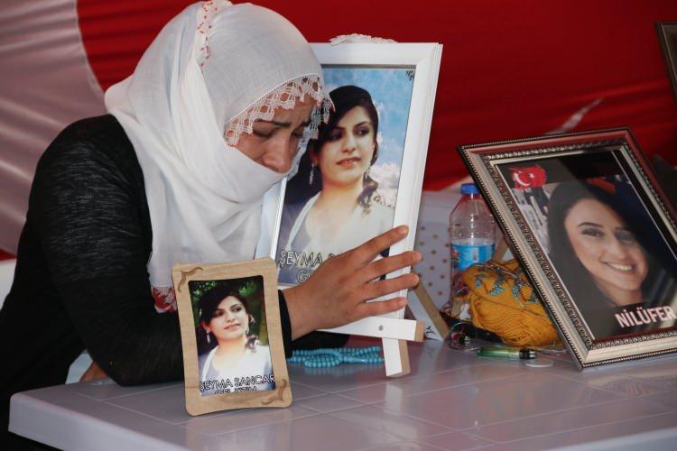 <p>- "Oğlum dön, gel, bayram geldi"</p>
<p>Hakkari'den gelerek eylemi sürdüren anne Necibe Çiftçi de 5 yıl önce oğlu Roşat'ın HDP ve PKK tarafından dağa kaçırıldığını, 3 yıl önce de bir oğlunun katledildiğini anlattı.</p>
<p>"Torunlarım, 'Amcamı al gel. Bayram geldi, babamın mezarına gidelim.' diyor." ifadesini kullanan Çitfçi, şunları kaydetti:</p>
<p>"Köyde yaşadığım için oğlumla Şemdinli ilçesine alışverişe giderdik. Oğlum kıyafet ve ayakkabı alırdı. Yemekler hazırlardık. Bir oğlumu şehit ettiler, diğerini dağa kaçırdılar. Allah bu zulmü kabul etmez. Oğlum dön, gel, bayram geldi. 10 bayram oldu."</p>