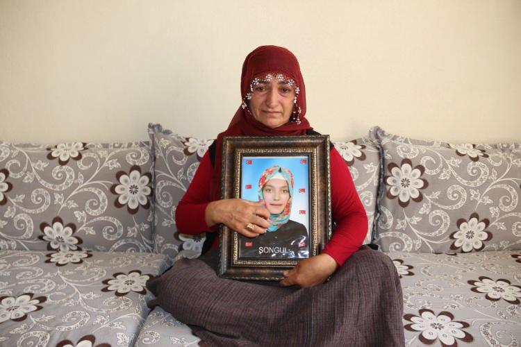 <p>- "Çocuğum ne zaman gelirse o zaman bayramımız olur"</p>

<p>Baba Abdullah Demir de 10 bayramdır oğlunun yanında olmadığını, bayramı hüzünlü geçirdiklerini söyledi.</p>

<p>"HDP olmasa bu çocuklar dağa gitmezdi. Çocuklar üzerinden siyaset yapılmazdı." diyen Demir, şunları belirtti:</p>

<p>"Çocuğum ne zaman gelirse o zaman bayramımız olur. Bayramda çocuğum benim ve annesinin elini öperdi. Allah hakkımızı bırakmasın. Oğlum çık, gel, adalete teslim ol. 15 arkadaşın geldi. Devletimiz büyük bir devlet. Oğlum sen de gel, adalete teslim ol." </p>
