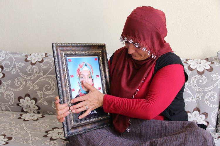 <p>- "Oğlum bayram geldi, kaç, teslim ol"</p>
<p>Şevket Bingöl de 12 bayramdır çocuğuyla görüşmediğini kaydetti.</p>
<p>12 bayramdır bayram yapamadığını dile getiren Bingöl, HDP'nin 14 yaşındaki çocuğunu 6 yıl önce dağa kaçırarak hayatlarını söndürdüğünü belirtti.</p>