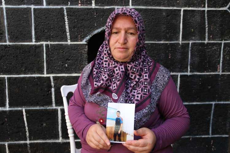 <p>Bingöl, "Çocuğumun orada ölmesini istemiyorum. Benim çocuğum gelsin, kendi vatanında ölsün. Askerde şehit düşsün. 'Vatan sağ olsun.' derim." ifadelerini kullandı.</p>
