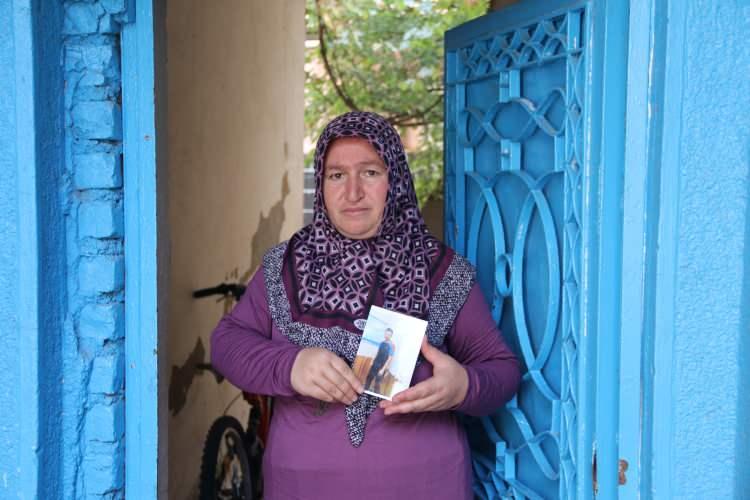 <p>Geçmişte çocuğuyla bir arada geçirdikleri bayramları anımsayan Bingöl, şöyle konuştu:</p>
<p>"Çocuğumla bayramda akrabaları gezerdik. Evde oyun oynardık. 6 yıldır 12 bayram oldu, çocuğumla bunları yaşayamıyorum. Evimde bayram yok. Çocuğum bu bayramda gelmiş olsaydı çok sevinirdim. Kardeşleri, eş dost ve akrabalarımızın hepsi sevinirdi. O zaman bayramımız bayram olurdu.</p>
<p> </p>