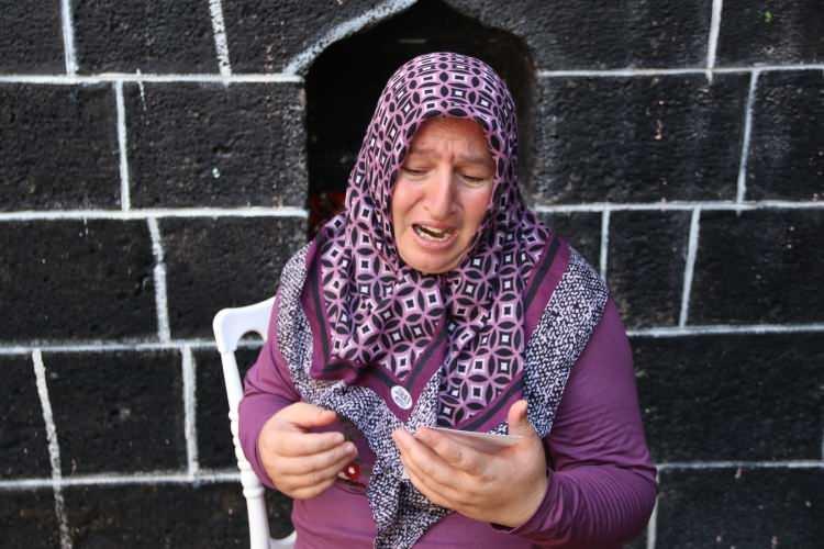 <p>İki bayram olurdu bizim için. Oğlum bayram geldi, nerede polis ve jandarma görürsen kaç, teslim ol." </p>