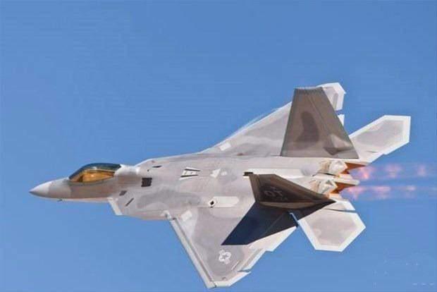 <p>5'inci nesil savaş uçağı kategorisinde yer alan F-22 Raptor, dünyanın en iyi ve en pahalı muharebe uçağı olarak kabul edilir.</p>

<p> </p>
