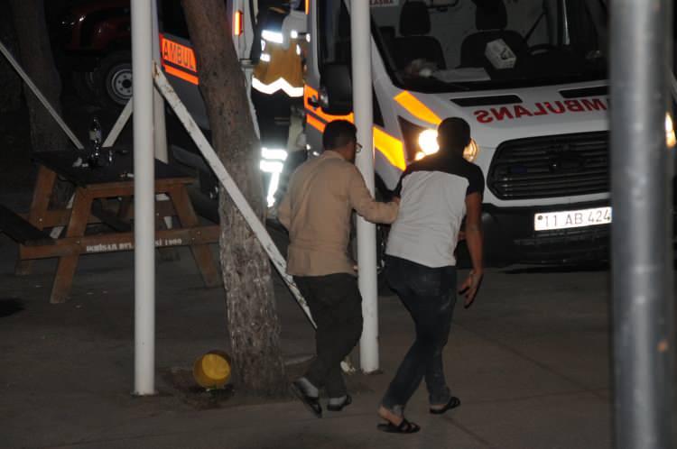 <p>BABANIN GÖSTERDİĞİ YERDE BULUNDU</p>

<p>Ekipler, 14 yaşındaki Cevahir Gül Solmaz’ı arama çalışmasını sürdürdü. Saatler süren arama sonrasında küçük kızın cansız bedeni babasının gösterdiği bölgeden çıkartıldı. Küçük kızın cenazesi ambulans ile İnhisar Devlet Hastanesine getirildi.</p>
