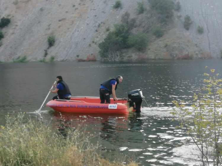 <p>JANDARMA EKİPLERİNE BİLGİ VERDİ</p>
<p>Olay sonrasında baba, suda kaybolan eşi ve kızı için jandarma ekiplerine ihbarda bulundu. </p>