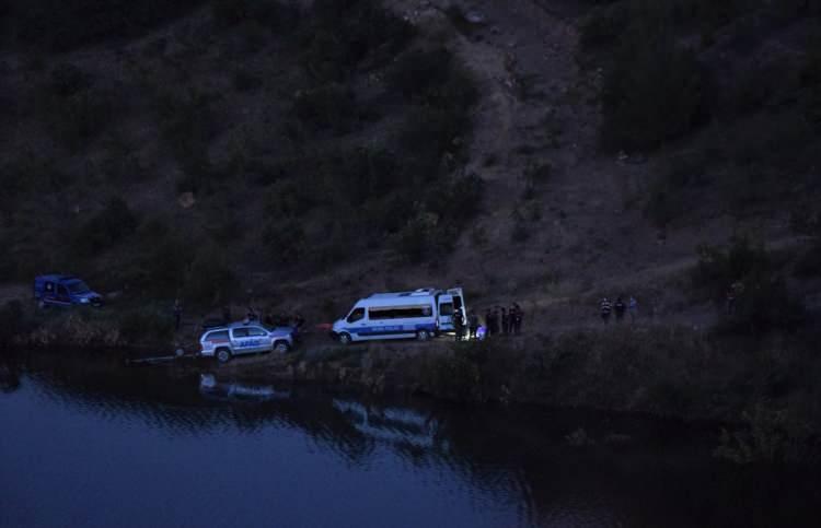 <p>Kısa sürede olay yerine gelen jandarma ile AFAD ekipleri ve Bursa’dan gelen Deniz Polisleri arama çalışması başlattı. Başlatılan çalışma sonrasında annenin cansız bedeni kısa sürede suda bulunarak çıkartıldı.</p>
