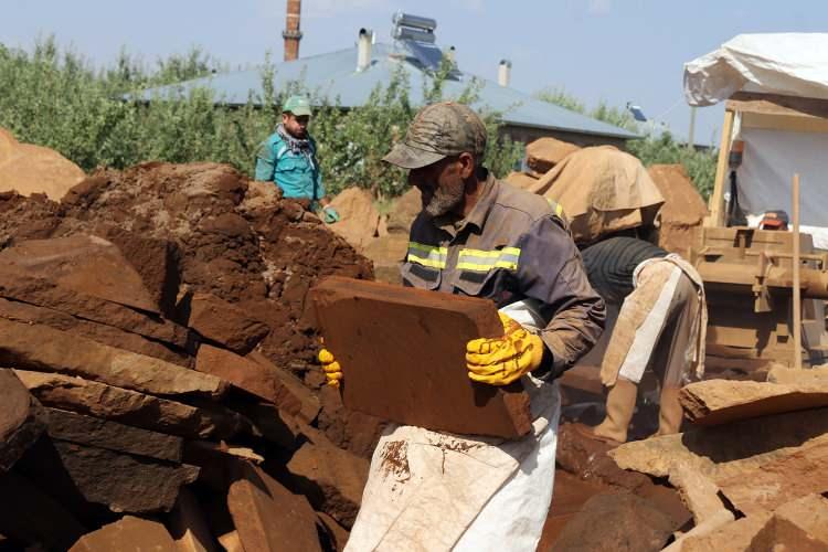 <p>Nemrut Dağı eteklerinde bulunan taş ocaklarında günün ilk ışıklarıyla birlikte çalışmaya başlayan işçiler, ellerindeki çivi ve manivela yardımıyla taş blokları çıkarıyor. </p>

<p> </p>
