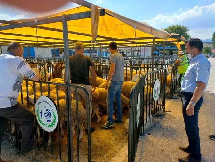<p><strong>ÖNCE DİNLENDİRİN SONRA DONDURUN:</strong><br />
<br />
Kurban etinin buzdolabında dinlendirildikten sonra dondurularak saklanması öneriliyor.</p>