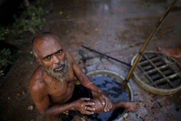 <p>Bangladeş'in başkenti Dakka'nın yetersiz kanalizasyon sistemi nedeniyle tıkanan kanalları açmak için lağım temizleyicileri insan ve kimyasal atıkların içine dalıyor.</p>
