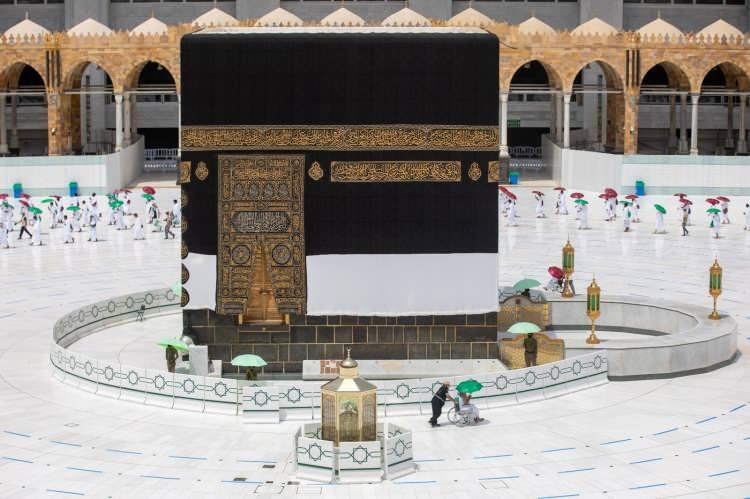 <p>Suudi Arabistanlı yetkililer, korona virüs salgını nedeniyle hacı adaylarının sayısını azalttı. Geçen yıl yaklaşık 2.5 milyon Müslüman hacı olmuştu. Hac ibadeti için bu yıl yurt dışından hacı adayı kabul edilmezken, Suudi Arabistan’da yaşayan 10 bin kişiye hac izni verildi. Bu kapsamda hacı adaylarının yüzde 70’i Suudi Arabistan’da ikamet eden yabancılardan, 30’u ise Suudi Arabistan vatandaşlarından oluşuyor.</p>