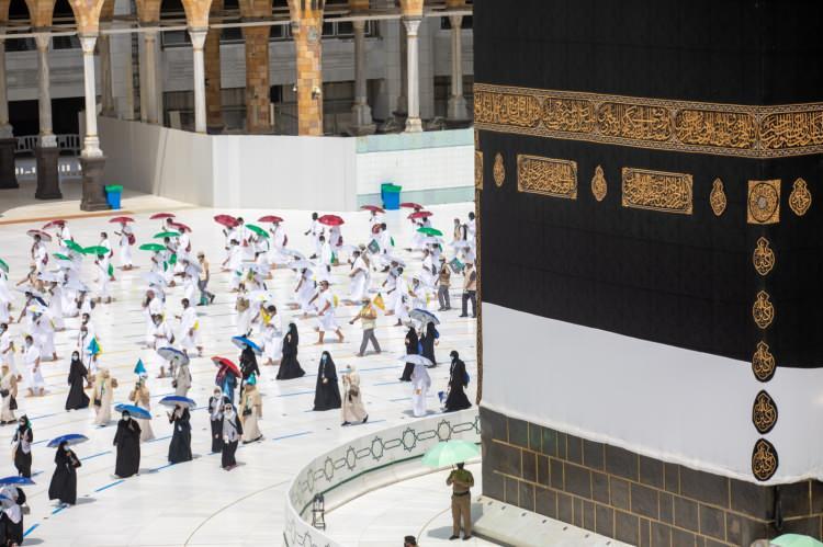 <p><strong>Hac izni olmadan kutsal alanlara girenlere para cezası</strong><br />
<br />
Önlemler kapsamında hac izni olmadan kutsal alanlara girenlere para cezası uygulanacak. Suudi Arabistan İçişleri Bakanlığı, hac döneminde Mekke’de kutsal alanlara girerek kuralları ihlal edenlere 10 bin Suudi riyali (2 bin 666 dolar) para cezası uygulayacağını belirtti.<br />
 </p>
