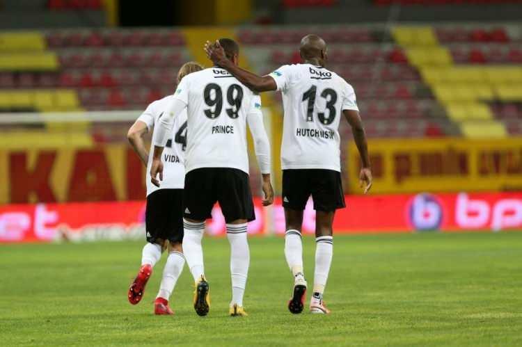 <p><strong>"UEFA YANLIŞ YAPTI" </strong></p>

<p>Yayıncı kuruluştan henüz ödeme alamadık. Yayıncı kuruluş önümüzdeki seneler için indirim istiyor ve gerekçesi pandemi. Biz de futbolculardan indirim istiyoruz ama 'Bize ne?' diyorlar. UEFA kural koyucu olmasına rağmen bu pandemi döneminde kural koymadı. 'Karşılıklı görüşün' diye bir şey çıkardı. UEFA, futbolcu sendikası olmuş ve bundan rahatsızım. Kulüpler olmazsa, bu futbolcular ne yapacak? Kontratları anladık da bir pandemi başlamışz, dünyada yer yerinden oynamış, insanlar aylarca sokağa çıkamamış. Futbolcular 'Bize ne?' diyor da dönün tribüne bakın, taraftar mı var? UEFA yanlış yaptı, futbolcuları korudu ama kulüpleri düşünmedi.</p>
