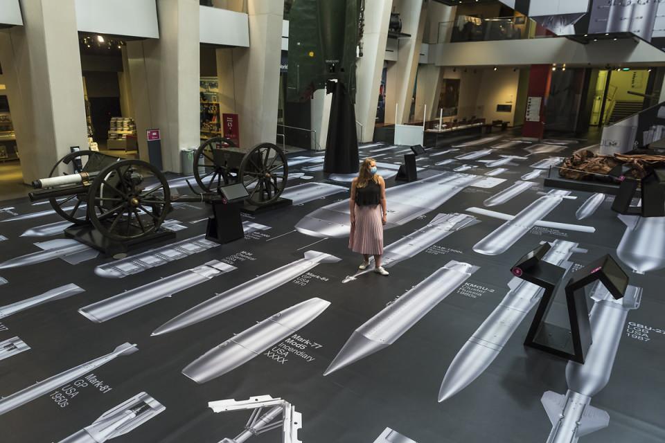 <p>İngiltere’nin başkenti Londra’da sanatçı Ai Weiwei’nin dikkat çeken sergisi ‘’Bombalar Tarihi’’ açıldı. IWM London’da açılan sergi, galerinin giriş zemininde yer alıyor. </p>
