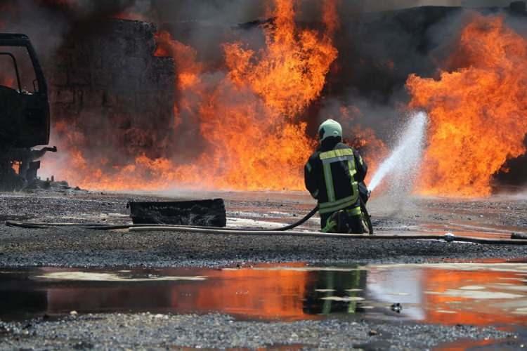 <p>Sivil savunma ekipleri tarafından yapılan açıklamada, çıkan yangının saatler süren çalışmanın ardından söndürüldüğü aktarıldı.</p>
