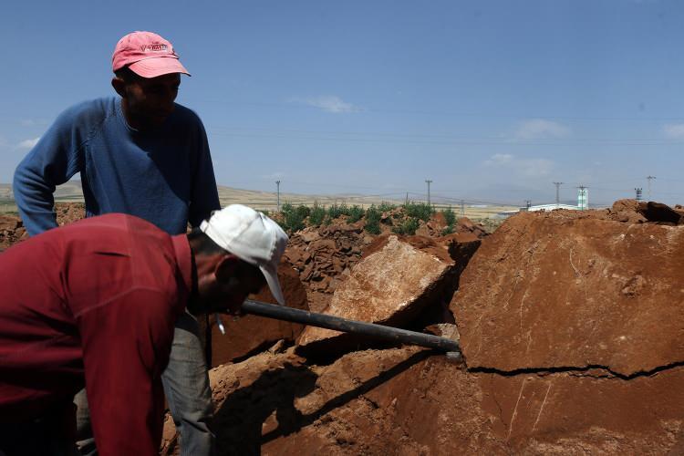 <p>Özellikle Nemrut Dağı eteklerinde bulunan taş ocaklarına sabahın erken saatlerinde gelen taş işçileri, günlük ortalama 8-10 ton arasında değişen kaya parçalarını çıkarıp işleme atölyelerine gönderiyorlar. </p>