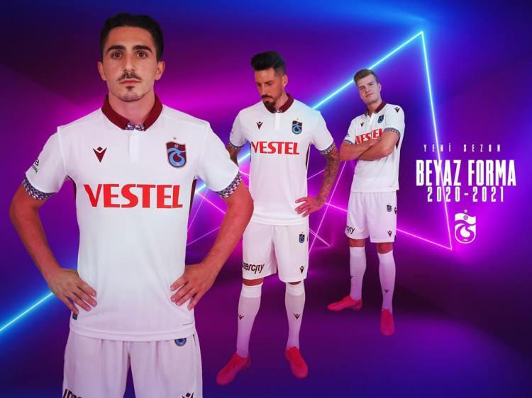 <p>Sosyal medyadan yapılan paylaşım Trabzonspor taraftarlarının da beğenisini kazandı. Yapılan açıklamada, formaların bugün trabzonspor.com.tr adresinden yarın da Trabzonspor mağazalarından satışı yapılacağı bildirildi. </p>