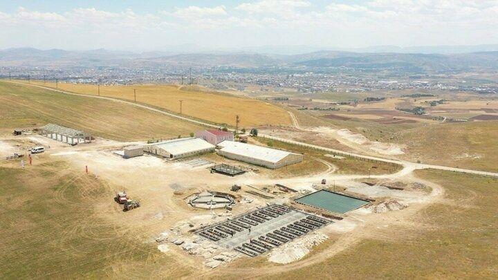 <p>ORAN Genel Sekreteri Ahmet Emin Kilci ise, kangalların sürü yönetimi konusunda dünyada bilinen en başarılı tür olduğunu anlatarak, “Biz bu merkez sayesinde küçükbaş hayvancılığı da bir nevi desteklemiş olacağız. Katalizör olacağız. Burada yetiştirilen kangal köpekleri küçükbaş sürülerde sürü yönetiminde çiftçilerimize en büyük desteği sağlayacak” dedi.</p>

