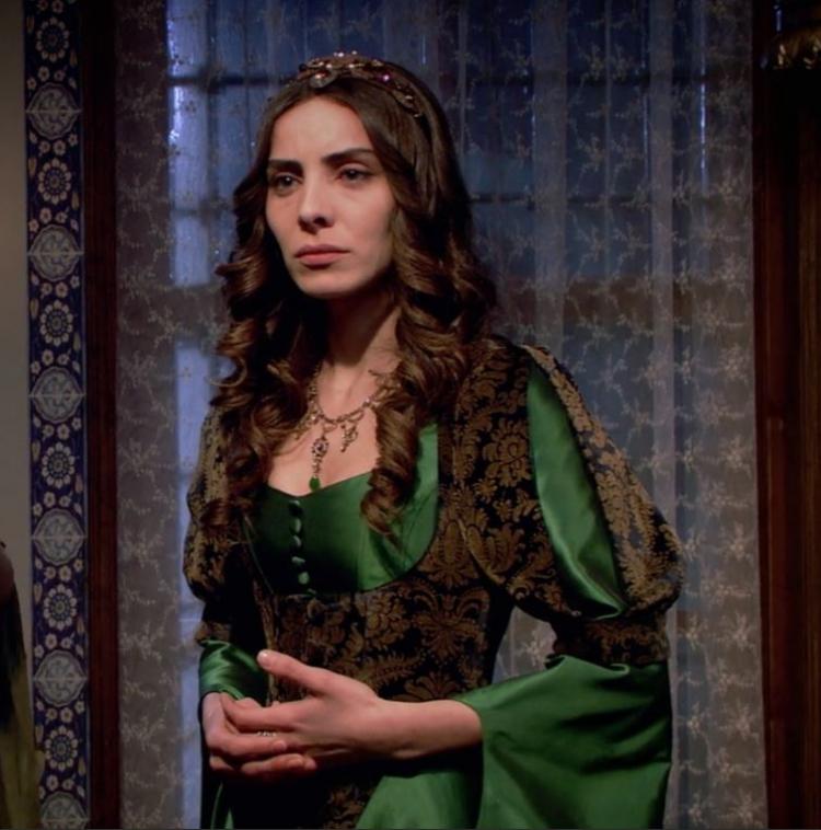 <p>Tasasız Raziye, Mahidevran Sultan'ın en küçük kızı ve aynı zamanda en küçük çocuğuydu. Mahidevran Sultan'ın Şehzade Mustafa haricinde, Fatma ve Raziye adında da 2 çocuğu bulunuyordu.</p>

