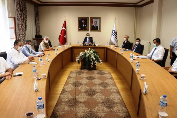<p>Son 2 gündür günlük 100’lü rakamları aştıklarını ifade eden Baruş, “Toplamda pozitif vaka sayımız 2 binin üzerine çıktı. Şuanda aktif olarak takip edilen bin civarında hastamız var. Maalesef 44 vatandaşımızı korona virüs salgını nedeniyle kaybettik. 6 binin üzerinde vatandaşımız pozitif vakanın temaslısı olarak evlerinde izole edildiler. Hasta sayılarından da anlaşıldığı üzere artık neredeyse hepimizin çevresinde en az bir tane korona virüs hastalığına yakalanmış veya geçirmiş bir tanıdığımız var. Neredeyse her sokakta en az bir pozitif vakamız oldu. Muhtemelen bundan sonraki günlerde de benzer durumlarla karşılaşacağız” şeklinde konuştu.</p>