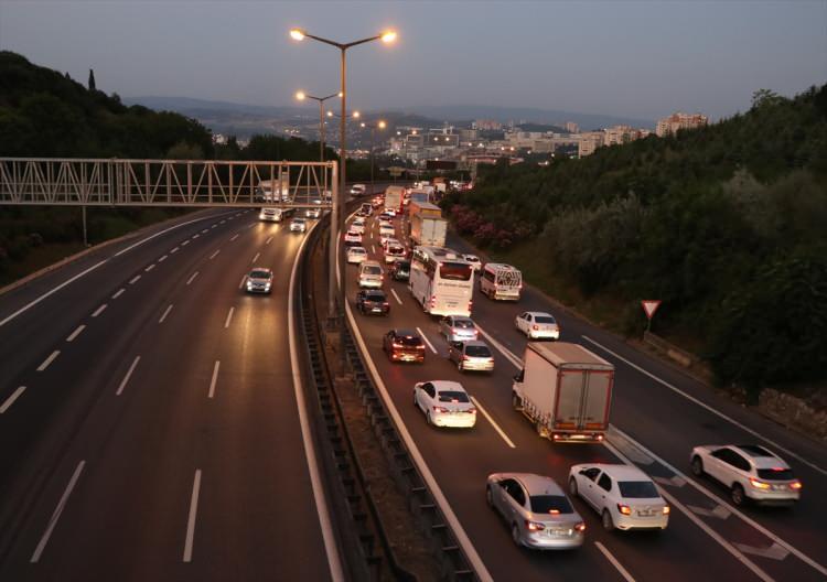 <p>Kurban Bayramı tatilini İstanbul dışında geçirmek için araçlarıyla yola çıkan vatandaşlar, Anadolu Otoyolu Ankara istikametindeki Körfez, Derince, İzmit ilçeleri geçişlerinde araç kuyruklarına neden oldu.</p>
