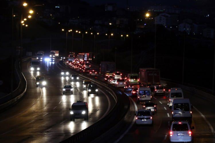 <p>Otoyolun Alikahya Mahallesi geçişi ve Kandıra gişelerinde trafik zaman zaman durma noktasına gelirken, Bekirdere ve Gültepe rampası mevkisinde ise akıcı bir yoğunluk meydana geldi.</p>
