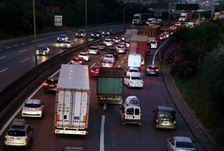 <p>Otoyol ve D-100 karayolunda zaman zaman meydana gelen maddi hasarlı kazalar da trafikte yoğunluk meydana getirdi.</p>
