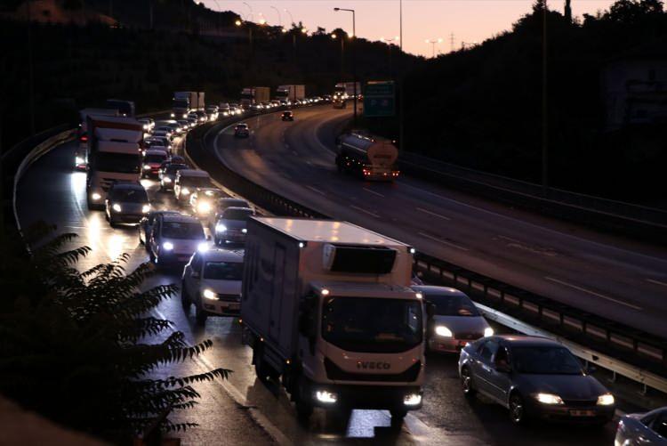 <p>Kocaeli Emniyet Müdürlüğüne bağlı polis ekipleri, otoyol ve kara yolun değişik noktalarında görev yaparak denetimlerde bulundu.</p>
