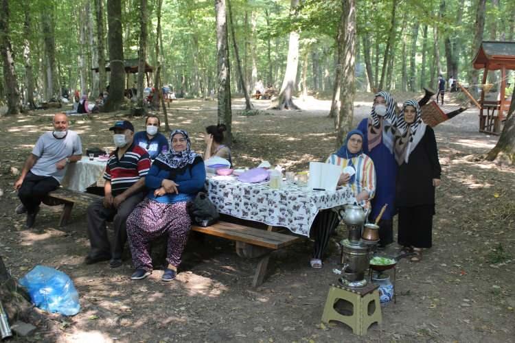 <p>Kurban Bayramı’nda şehir dışına gitmeyip İstanbul’da kalanlar tatili değerlendirmek için Belgrad Ormanı’na akın etti.</p>