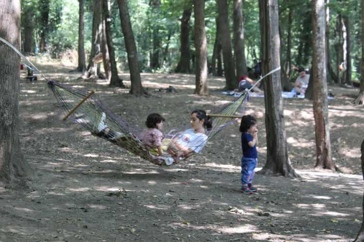 <p>“Herkes şehirlerarası eşe dosta ziyarete gitti. Biz de böyle değerlendirmeyi düşündük”</p>
<p>Belgrad Ormanı’nın İstanbul’da nefes alınabilecek yerlerden biri olduğunu söyleyen Cemal Yücel, “Bayramda ailemiz ve aile dostlarımla birlikte ormana geldik. Kahvaltı ve piknik yapalım dedik. Herkes şehirlerarası eşe dosta ziyarete gitti. Biz de böyle değerlendirmeyi düşündük. Pandemiden dolayı büyüklerimizin yanına gitmek istemedik. İstanbul kalabalık. Taşıyıcı olabiliriz. Onları riske atmak istemedik. Bu bayram telefonla bayramlaştık. Ormanı biraz daha temiz tutmamız lazım. İstanbul’da nefes alabileceğimiz ender yerlerden birisi. Tamamen yeşiller içinde. İnsanlardan bir tek ricamız var. Getirdikleri çöpleri tekrar geri götürsünler. Burayı temiz tutalım. Herkese iyi bayramlar" dedi.</p>