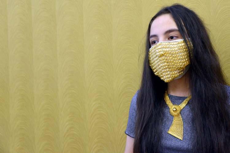 <p>Kahramanmaraş’ta düğünlerde aksesuar olarak korona tedbirlerine uygun altın maske üretimine ağırlık veriliyor. Türkiye’de altın işlemesinde önemli konumda bulunan Kahramanmaraş’ta yeni tip korona virüs tedbirleri kapsamında gelinliklerin bir parçası haline gelen maskeleri ortalama 30 gram altınla işlenerek yaklaşık 8, 14 ve 75 bin lira arasında satışa sunuluyor.</p>
<p> </p>
<ul>
</ul>