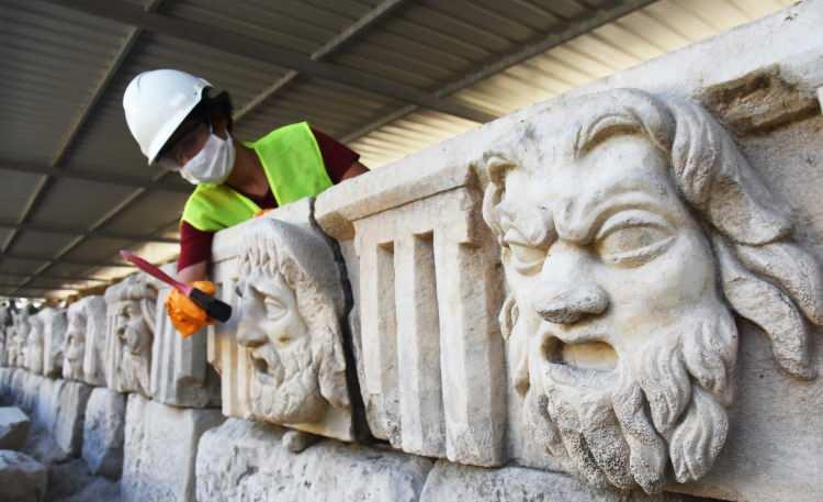 <p>Muğla'nın Yatağan ilçesinde Stratonikeia Antik Kenti'ndeki kazılarda gün yüzüne çıkarılan 2 bin 200 yıllık olduğu sanılan 33 mask, "taş hastanesi" adı verilen merkezde restore ediliyor.</p>