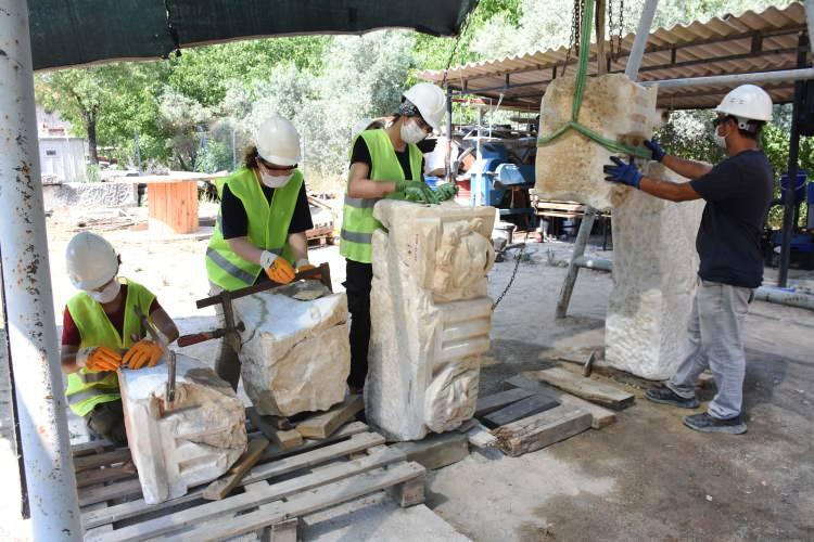 <p>Kentteki tüm mimari blokları alıp konservasyon ve restorasyonlarını yaptıklarını anlatan Söğüt, buldukları bazı blokların 22, bazılarının da 2 parça halinde çıktığını dile getirdi.</p>