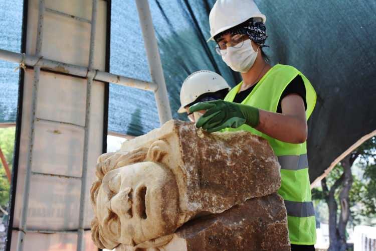 <p>Bu yıl da alanda çalışmalarımız devam ediyor. Daha bir çok mask çıkarılacağını ümit ediyoruz. İnşallah 2023'e kadar tiyatroda yürütülen çalışmaları tamamlayacağız."</p>
