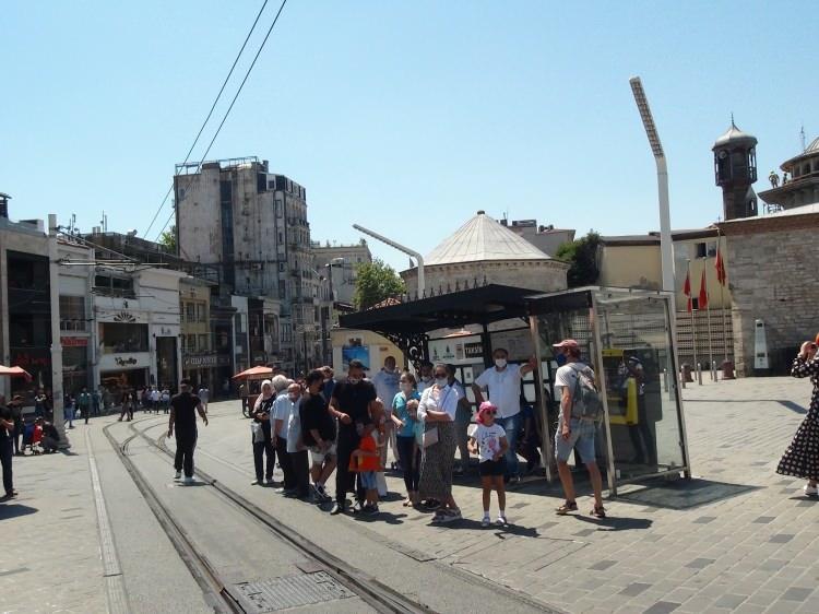 <p>Bayram tatilini fırsat bilen vatandaşlar soluğu Beyoğlu’unda aldı. Nostaljik tramvaya binmek isteyen vatandaşlar izdiham oluştururken, görüntülerde sosyal mesafenin hiçe sayıldığı görüldü.</p>