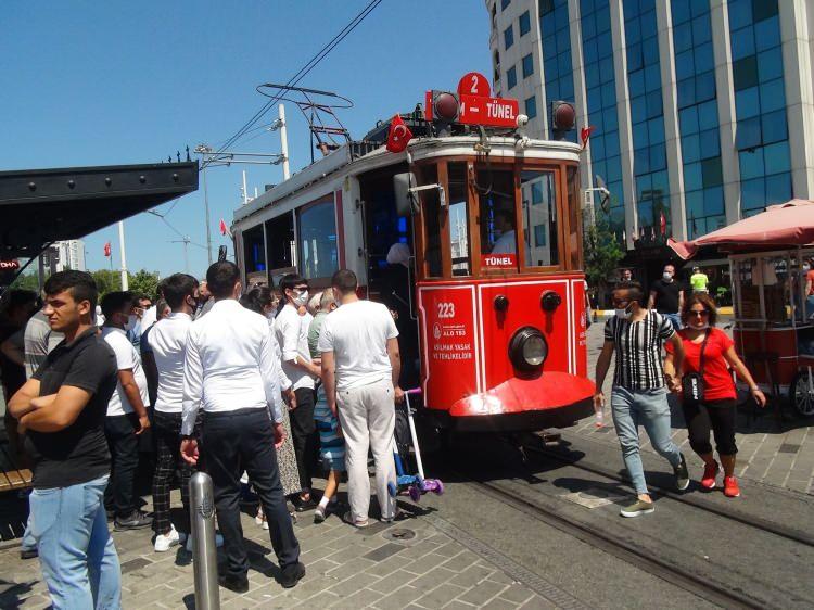 <p>Kurban Bayramı'nı İstanbul'da geçiren vatandaşlar, bayramın üçüncü gününde güzel havayı da fırsat bilerek soluğu Beyoğlu’nda aldı. Nostaljik tramvaya binmek isteyen vatandaşlar izdiham oluştururken, görüntülerde sosyal mesafenin hiçe sayıldığı görüldü. Ayrıca İstiklal Caddesine gezmeye gelen vatandaşların da sosyal mesafe ve maske kuralına uymadığı görüldü.<br />
</p>