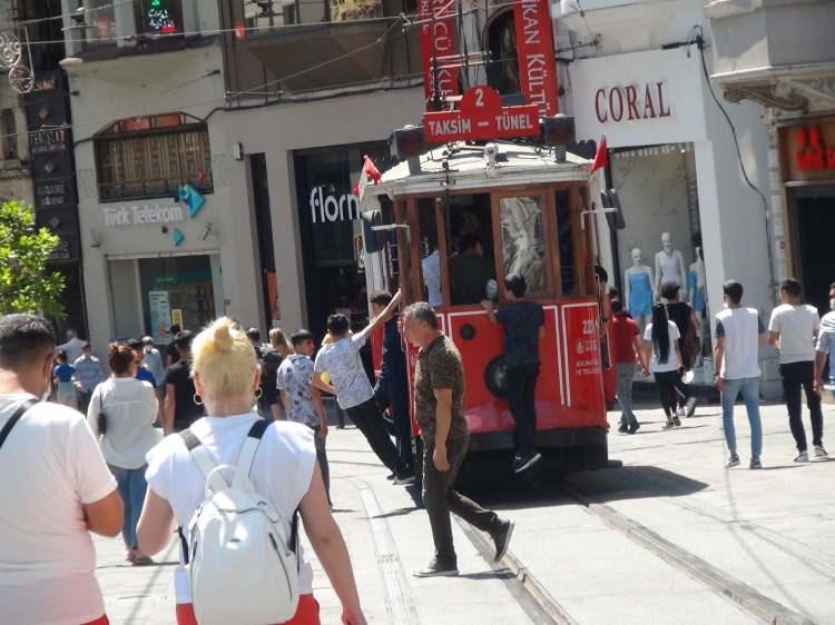 <p>“Nerede kaldı sosyal mesafe”</p>

<p>Nostaljik tramvaya binmek isteyen bir vatandaş, “Sonradan gelenler en öne biniyor biz burada 20 dakikadır bekliyoruz. Nerede kaldı sosyal mesafe, nerede kaldı hak, hukuk” dedi.</p>
