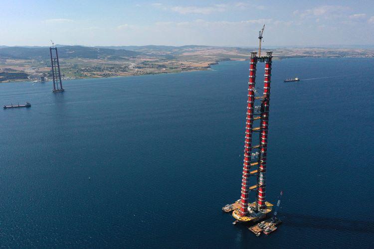 <p>Orta açıklığı 2023 metre, 770'er metre yan açıklıklar, 365 ve 680 metrelik yaklaşım viyadükleriyle, Çanakkale Boğazı'nın ilk asma köprüsünün toplam uzunluğunun 4 bin 608 metre olması planlanıyor. </p>
<p> </p>