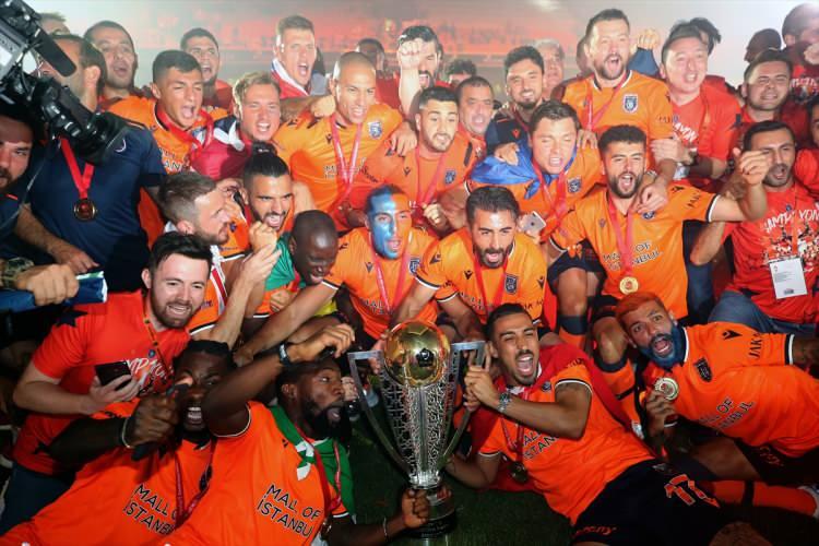 <p>Süper Lig'de 2019-2020 sezonu, Kasımpaşa-Medipol Başakşehir maçıyla tamamlandı.<br />
<br />
Ligde geçen hafta şampiyonluğunu ilan eden Medipol Başakşehir, kapanış maçında deplasmanda Kasımpaşa'ya 3-2 yenildi.<br />
 </p>
