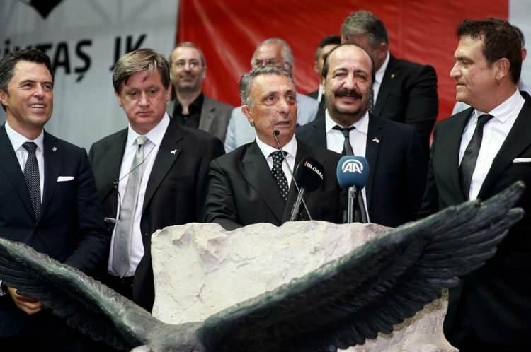 <p><strong>"KÜME DÜŞMEYİ KALDIRALIM"</strong></p>
<p> </p>
<p>Pandemi döneminde ligin oynanmış bu halinde düşmenin olmasını istemiyorum. Küme düşmeyi kaldıralım. Gerçekten neler yaşandığını ben biliyorum. Pandeminin verdiği darbelerle küme düşen kıymetli şehir takımları var, kalsınlar. Üç takım fazla olsun, beraber oynayalım. Başkanların olduğu WhatsApp grubunda eleştirildim, haklıydılar. Bu sene bitmeden açıklama yaptım, haklıydılar. Ancak Kayseri, Ankara ve Malatya düşmesin.</p>