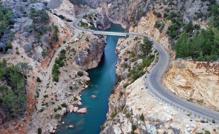 <p>Rengi nedeniyle "Turkuaz G&ouml;l&uuml;" olarak da adlandırılan ve 61 bin 45 kilometrekarelik alanıyla T&uuml;rkiye'nin 4. b&uuml;y&uuml;k baraj g&ouml;l&uuml; olan Ermenek HES Baraj G&ouml;l&uuml;, y&uuml;ksekliğiyle de 2. sırada yer alıyor. &Ccedil;am, sedir ve meşe ormanlarının i&ccedil;inde bulunan g&ouml;l, eşsiz rengiyle g&ouml;renleri adeta b&uuml;y&uuml;l&uuml;yor.&nbsp;</p>

<p>&nbsp;</p>
