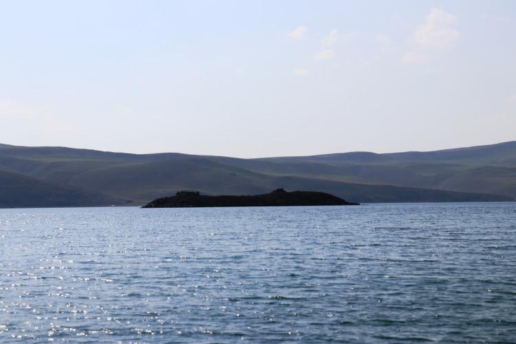 <p>Doğu Anadolu'nun önemli turizm merkezlerinden 2 bin 241 rakımlı Balık Gölü, adalar ve sahip olduğu doğal güzellikleriyle yılın her mevsimi yerli ve yabancı turistlere ev sahipliği yapıyor.</p>