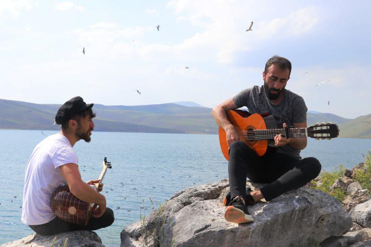 <p>Halk arasında "saklı cennet" olarak da adlandırılan doğa harikası Balık Gölü, özellikle hafta sonları şehrin gürültüsünden uzaklaşıp doğayla baş başa kalmak isteyenlerin gözde mekanları arasında yer alıyor.</p>