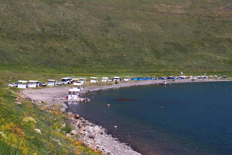 <p>- Turistler karavanlarıyla, doğaseverler de çadırlarıyla kamp yapıyor</p>

<p>Çevredeki piknik alanlarında aileleriyle eğlenceli vakit geçiren ziyaretçiler, tekne turlarıyla farklı türlerdeki kuşların bulunduğu adaları gezip serin havada gölde yüzmenin keyfini çıkarıyor. </p>
