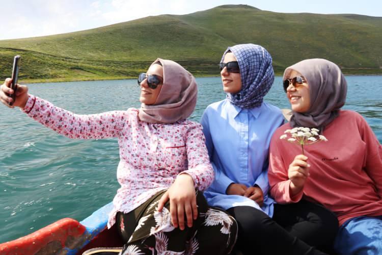 <p>Yılın belirli dönemlerinde Fransa ve Almanya başta olmak üzere birçok Avrupa ülkesinden karavanlarla gelen turistlerin de gezi rehberinde bulunan göl, doğaseverlere de çadır kampı imkanı sunuyor.</p>