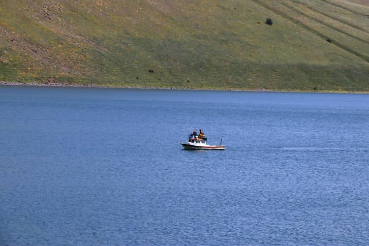 <p>- Sıcak havada göle girerek serinliyorlar</p>

<p>Iğdır'dan gelen ziyaretçilerden Nurettin Tenik, AA muhabirine, arkadaşlarının tavsiyesi üzerine bir gün önceden bölgeye gelip konakladıklarını söyledi. </p>
