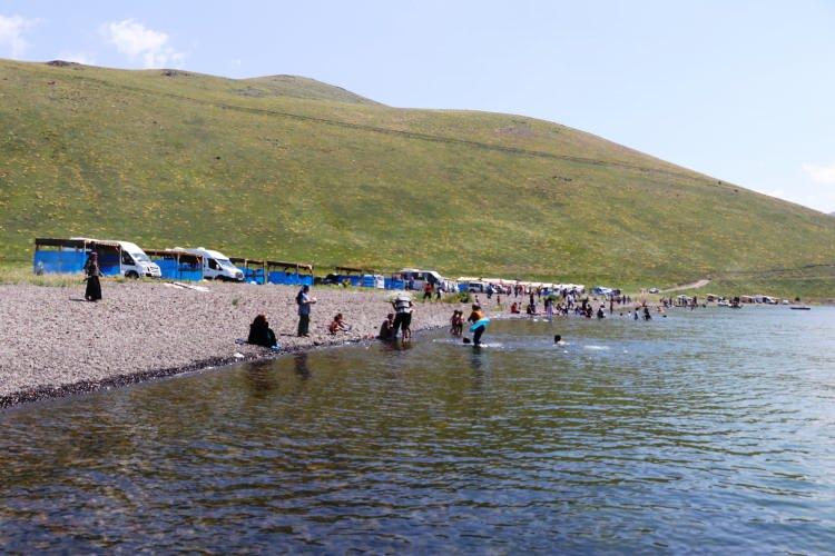 <p>Hava sıcaklıklarının arttığı bugünlerde Balık Gölü'nde serinlediklerini ifade eden Tenik, "Kamp ateşi yakıp etrafında oturduk. Aramızda konuşup eski anılarımızı hatırladık. Göle girdik, bizim için deniz sayılıyor. Ailemizle beraber pikniğimizi yapıyoruz. Buradan çok memnun kaldık, oldukça güzel bir yer. Arkadaşlarımızla yeşillikler arasında temiz havada vakit geçiriyoruz." diye konuştu.</p>