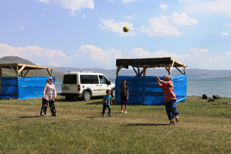 <p>Ziyaretçilerden Seren Doğar da çocukluğundan bu yana Balık Gölü'ne geldiğini, yolun asfaltlanması ve bölgede otellerin yapılmasıyla daha çok turistin geleceğini anlattı. </p>