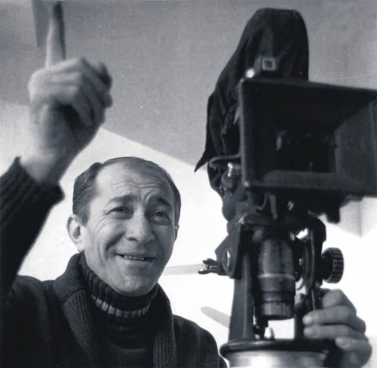 <p>Ertem Eğilmez, 1974 yılında Rıfat Ilgaz'ın eseri Hababam Sınıfı'nı filme almıştı. </p>
