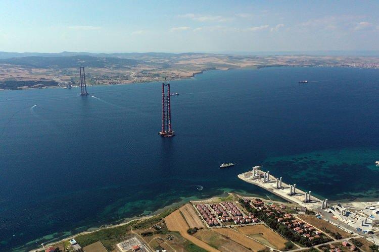 <p>Köprünün kule bağlantıları ve unsurları, Türk bayrağının renkleri olan kırmızı ve beyaza boyanacak. Her iki yakada 333'er metre yüksekliğindeki kulelerin üst kısmı da Seyit Onbaşı'nın Çanakkale Savaşları'nda namluya sürdüğü top mermisini temsil edecek şekilde yapılacak.</p>
<p> </p>